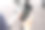 男子使用智能手机支付电动车充电费用。图片下载