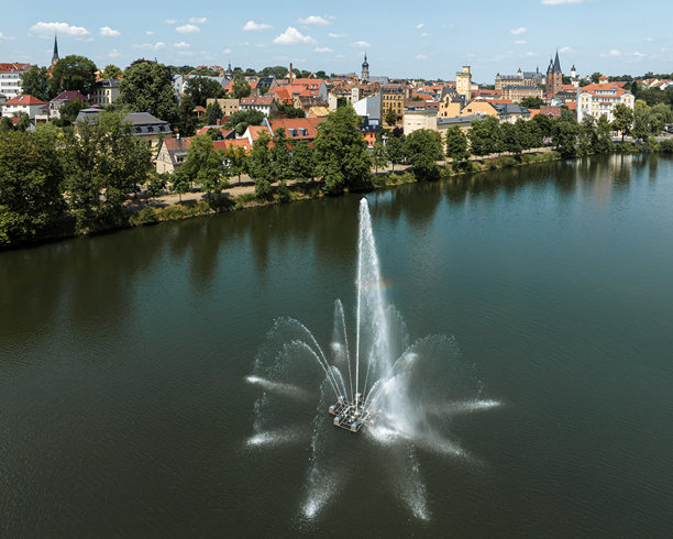 阿尔滕堡的大池塘及池塘中的喷泉照片。喷泉和阿尔滕堡老城的高视角。位于图林根州的城市。图片下载