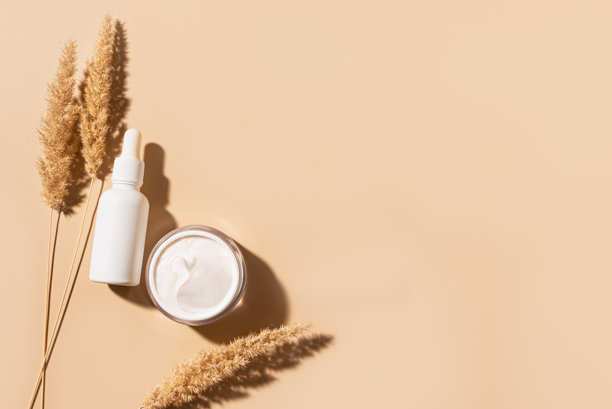 含有天然干草的抗衰老化妆品图片下载