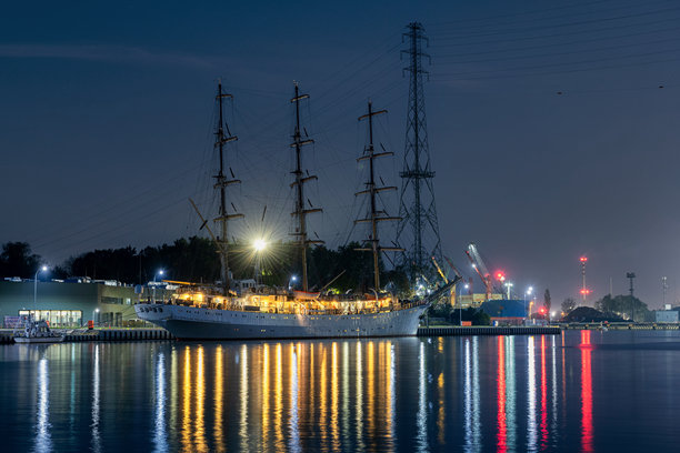 格但斯克，诺维港波兰的港口区，维斯瓦河和维斯瓦堡周围的地区，照片中是达尔·莫德热兹训练帆船。图片下载