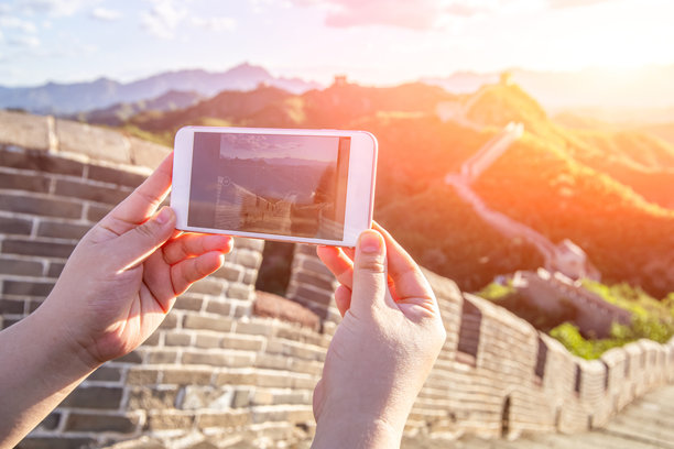 游客在中国长城拍摄旅行照片，游览北京的景点。图片下载