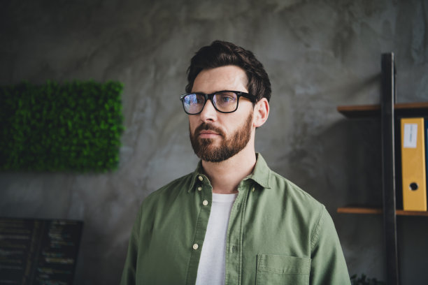 成功的智能硬件专家在办公室阁楼内佩戴眼镜的照片图片下载