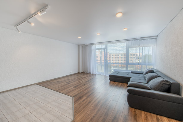 现代家居客厅与窗户，阳台。奢华时尚的现代公寓。开放式室内，时尚沙发，沙发床。斯堪的纳维亚设计。硬木地板。图片下载