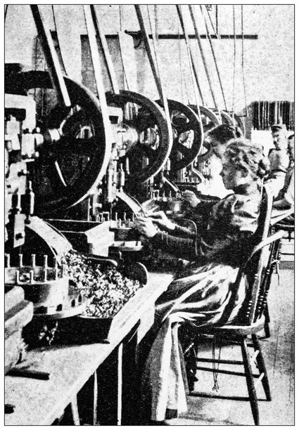 古董图像：武器工业，子弹工厂图片下载