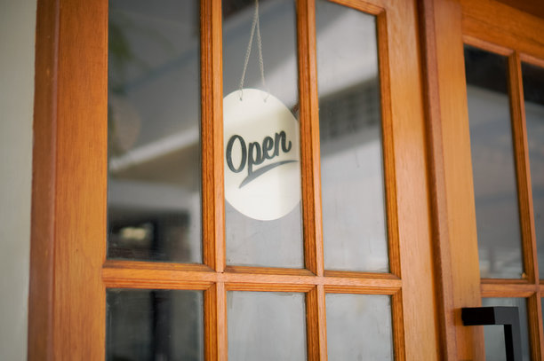咖啡店门口玻璃上挂着的开放标志。咖啡馆、咖啡店、酒店、咖啡餐厅或零售店的开放标志牌。图片下载
