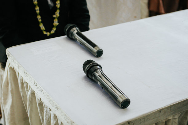 婚礼桌上的麦克风图片下载