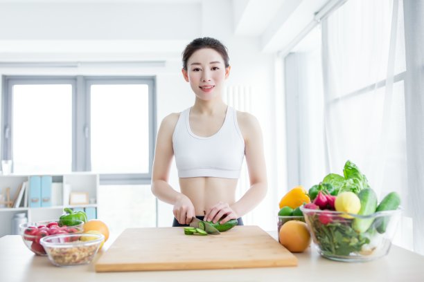 亚洲女性在厨房切黄瓜图片下载