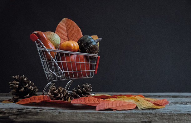 购物车里的南瓜和桌子上的树叶。图片下载