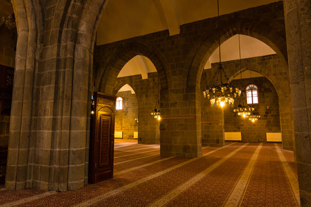 土耳其埃尔祖鲁姆的乌鲁清真寺内部图片下载