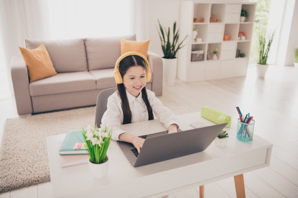 照片肖像可爱的小女生上网本耳机在线课程家庭教育概念学校内部图片下载