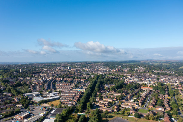 夏季，北约克郡的英国小镇哈罗盖特(Harrogate)的无人机照片，位于约克郡山谷以东，从上面可以看到住宅区的街道图片下载