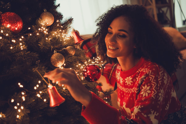 迷人的年轻女子的照片装饰树装扮装饰装备舒适的新年装饰花环家室内客厅图片下载