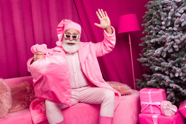 时髦的大胡子老人的照片圣诞老人挥手hi酷皮大衣蓬松的睡衣太阳镜粉红色的新年庆祝装饰圣诞图片下载