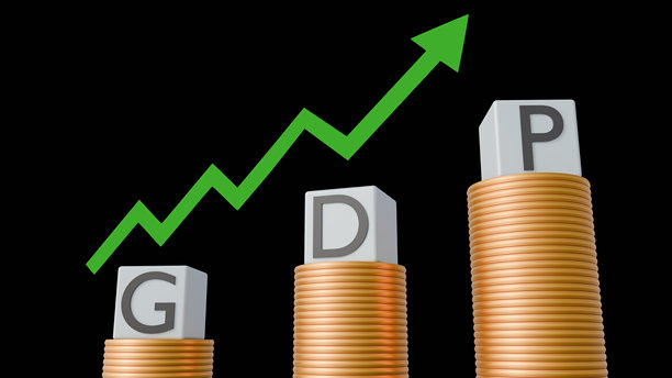 叠放在不断增加的金币堆上的“GDP”字样的立方体图片下载