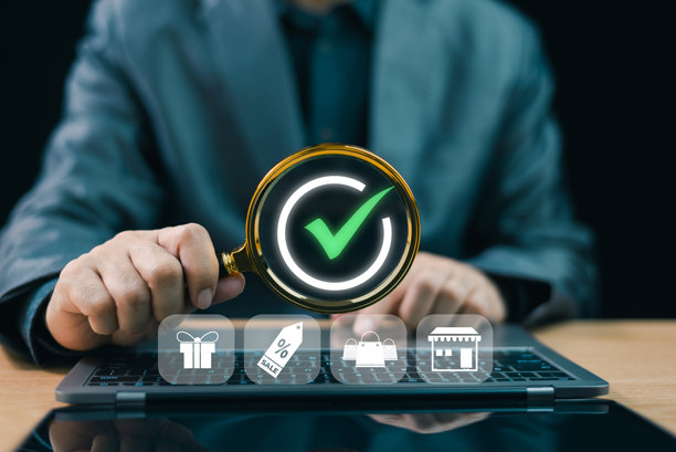 促销折扣服务计划。在线数字营销概念。投资电子商务销售概念。商人使用放大镜查看市场渠道解决方案、搜索引擎和社交媒体网站。图片下载