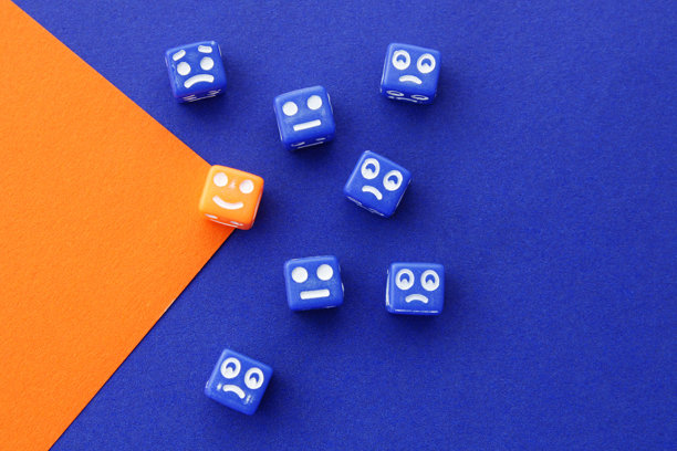 一组表情各异的珠子，其中一个珠子的颜色与众不同图片下载