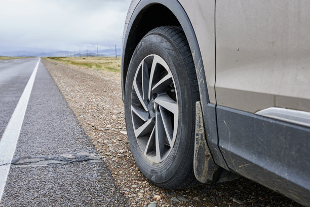 高速公路上汽车轮胎的特写。汽车旅行。图片下载
