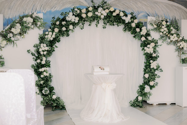 婚礼拱门和桌子上的棺材，周围没有人。图片下载
