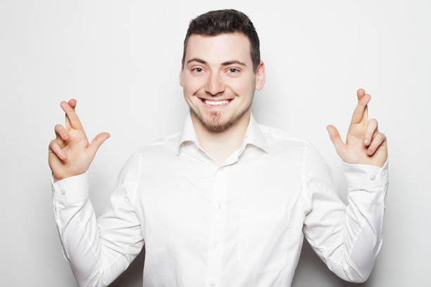 穿着衬衫的商人双手交叉祈祷图片下载