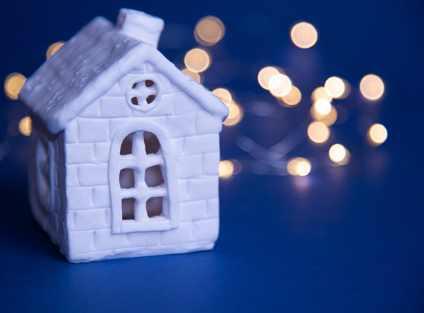 雪景中的房子，背景是蓝色的装饰圣诞树图片下载