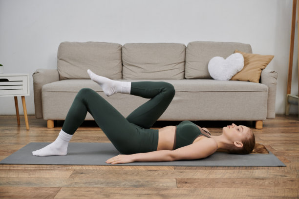年轻女性在垫子上进行家庭锻炼，拥抱健康和健身的生活方式图片下载