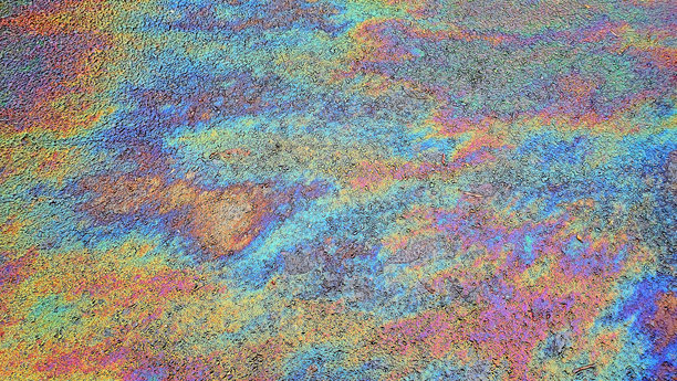 水面上油彩的彩虹色，抽象，黄色，蓝色，浅橙色，中等橙色，深橙色，绿色，金色。图片下载