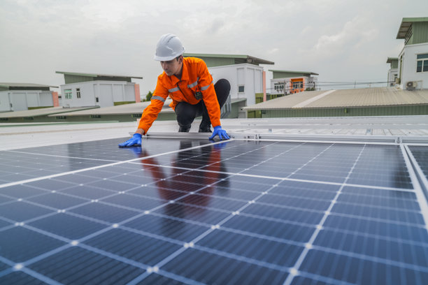 特写镜头展示可再生太阳能技术的网格。屋顶上安装太阳能电池板系统。太阳能光伏板系统的安装。背景是蓝色的太阳能电池系统和屋顶结构。图片下载