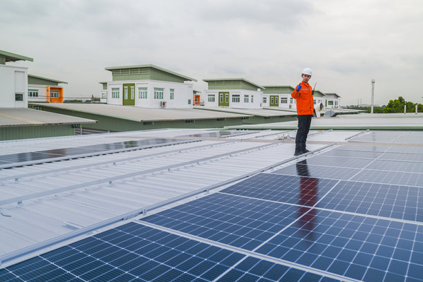 特写镜头展示可再生太阳能技术的网格。屋顶上安装太阳能电池板系统。背景是蓝色的太阳能电池系统和屋顶结构。图片下载