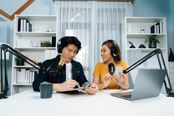 佩戴耳机的广播影响者主持人在线频道。信息高速公路。图片下载