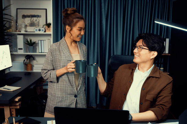 销售经理在家办公室喝咖啡时讨论。信息高速公路。图片下载