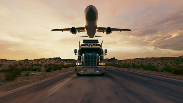 运输飞机和美式卡车在高速公路上拖载货物。运输主题。3D插图图片下载