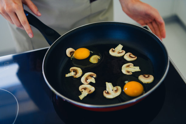女人在厨房烹饪美味早餐特写照片图片下载