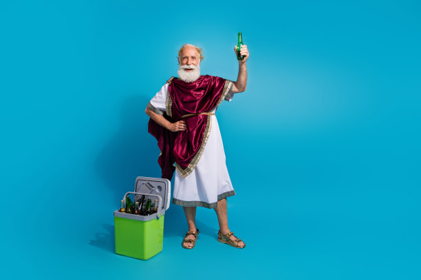 古代神话英雄手持清水瓶的古董照片，假面派对，背景为蓝色。图片下载