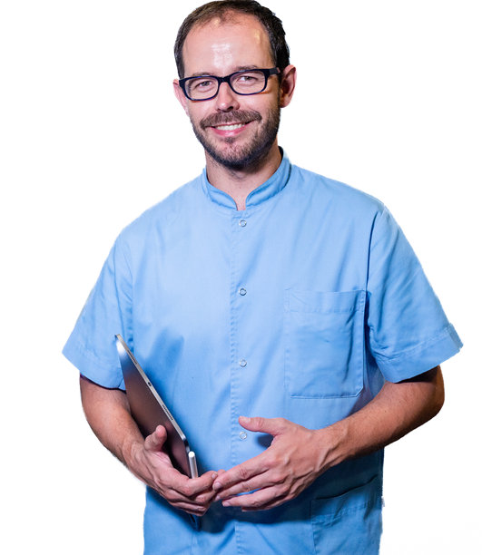 微笑的医疗专业人员穿着蓝色制服，手持平板电脑图片下载