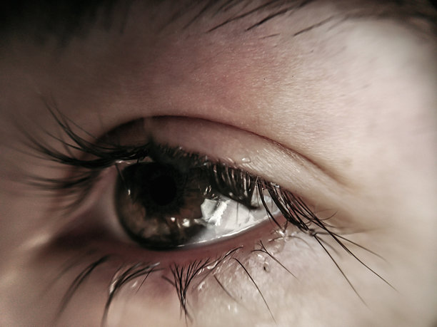 思考中的女人，脸上带着泪珠的特写图像图片下载