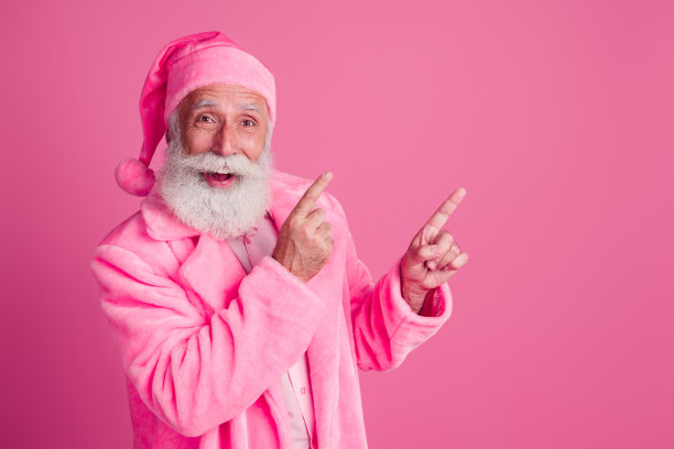 穿着时尚亮色浴袍的古怪老人的照片，推荐在粉色背景的空旷空间中展示。图片下载