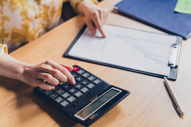 室内工作站的女性经济学家和簿记员正在进行数据分析报告的拍摄照片图片下载