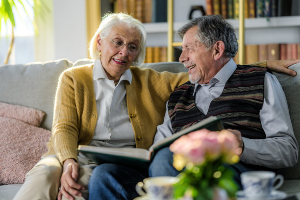 白人老年夫妇在沙发上享受相册时光图片下载