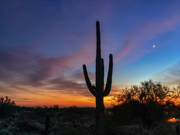 壮观的亚利桑那州日落，位于亚利桑那州斯科茨代尔的麦克道威尔索诺兰保护区入口小径图片下载