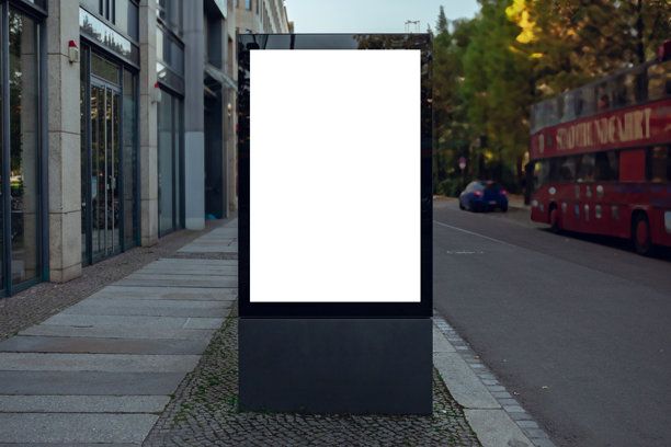 白天人行道上的空白城市格式横幅，街道模型。独立式灯箱，内容模板。空白数字屏幕灯箱，城市灯光，设计概念摄影。图片下载