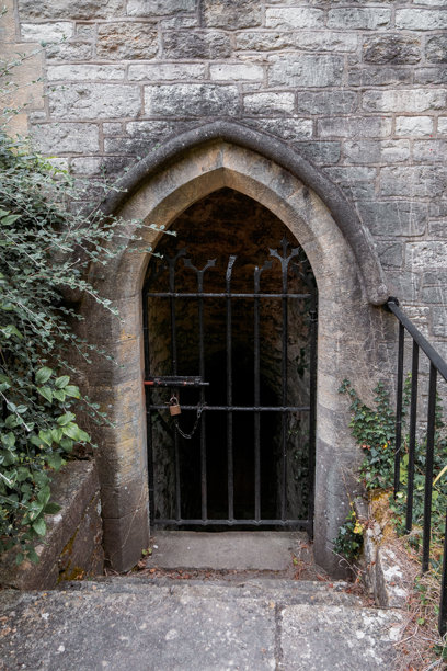 通往地下室的锁闭大门图片下载