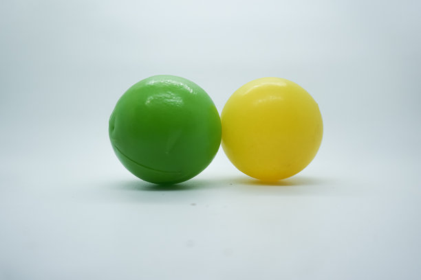 小球的特写照片，背景为纯白色。图片下载