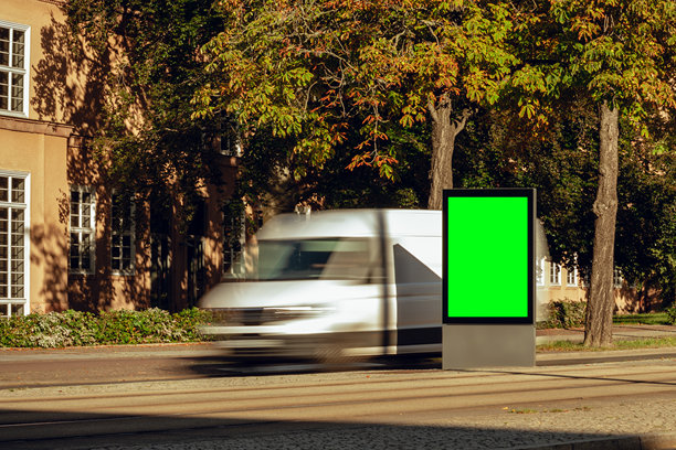 白天人行道上的空白城市格式横幅，街道模型。独立式灯箱，内容模板。空白数字屏幕LightPoster，CityLight，设计概念摄影。图片下载