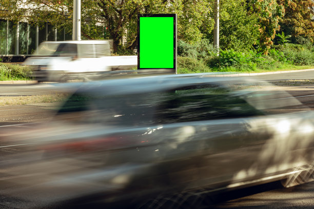 白天人行道上的空白城市格式横幅，街道模型。独立式灯箱，内容模板。空白数字屏幕灯箱，城市灯光，设计概念摄影。图片下载