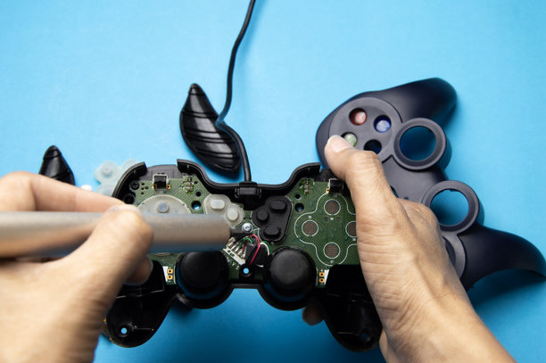 游戏手柄的拆解与维护图片下载