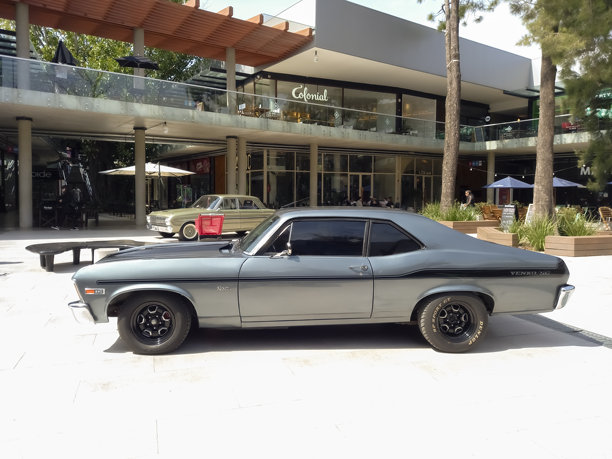 1969年雪佛兰Yenko SG Nova 350在购物中心的庭院经典车展上。图片下载