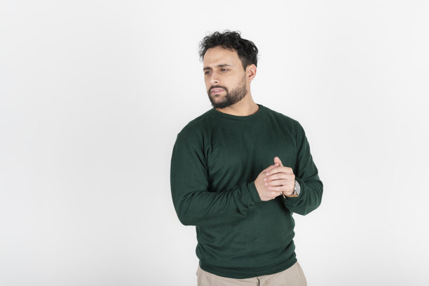 侧面肖像的拉丁裔男性。白色背景。图片下载