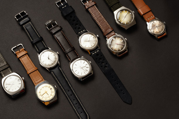 一组复古的自动和石英手表，背景为黑色图片下载