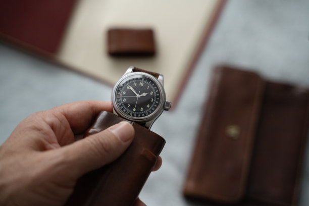 手握复古瑞士制造的腕表图片下载