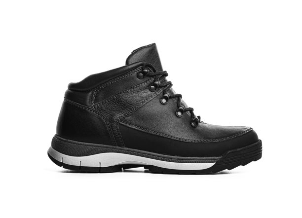 白色背景上的黑色冬靴图片下载